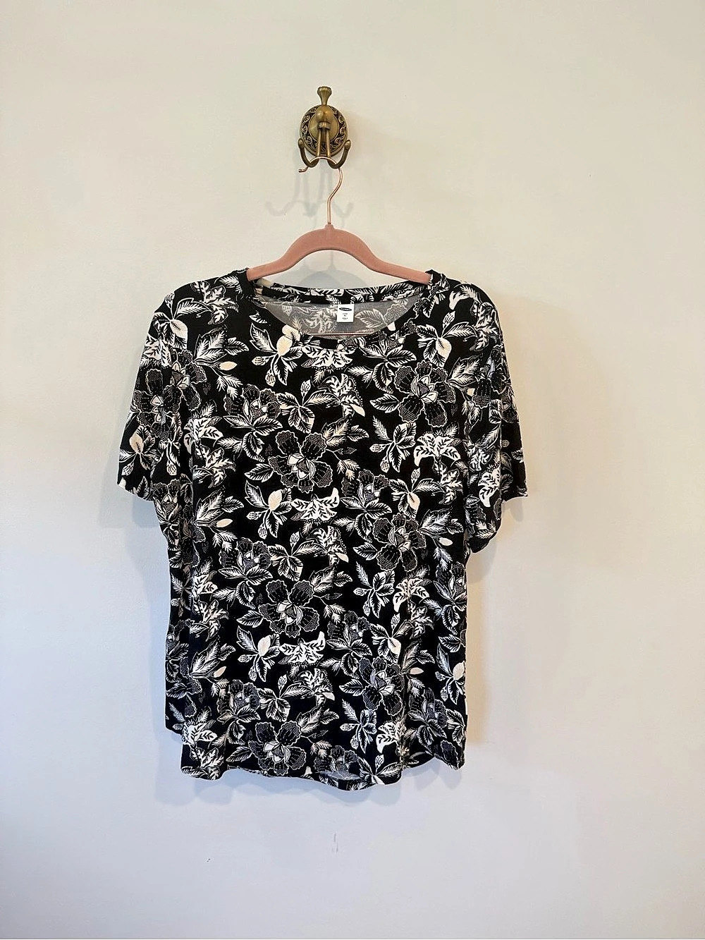 Old Navy Luxe Printed Crew-Neck T-Shirt Floral Black & White with Cream